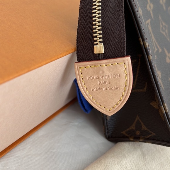 Louis Vuitton Monogram Toiletry 15 - Picture 4 of 12